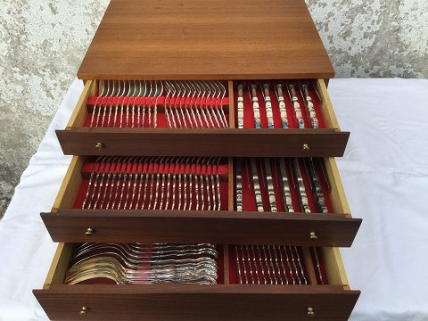 Large silver plate cutlery
in Teak trays
4400kr