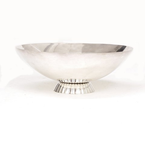 Siegvard Bernadotte for Georg Jensen: Skål i 
sterlingsølv. #823. H: 6cm. D: 16,5cm. V: 259gr