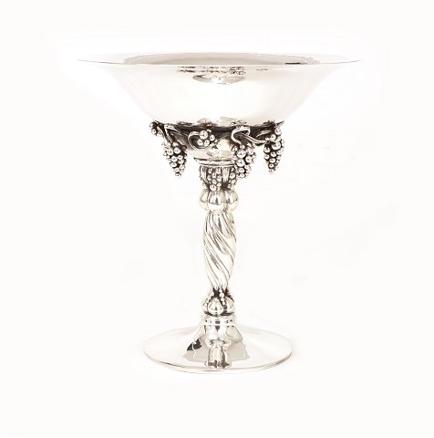 A Georg Jensen Grape Tazza, Sterlingsilver. #263.  
Dated 1920. H: 18,8cm. W: 563gr