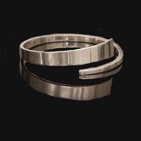 Hans Hansen: Armring aus Sterlingsilber. Masse 
innen: 7x7cm