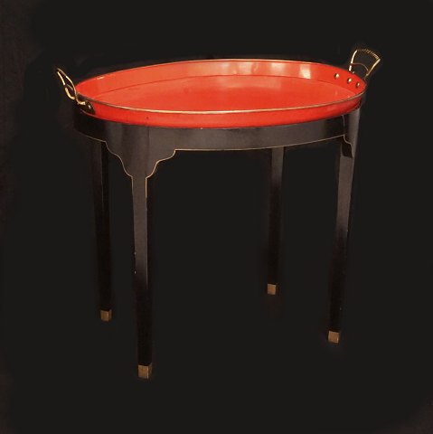 Kleiner Tabletttisch. Tablett hergestellt um 1850. 
H: 61,5cm. Tablett: 68x52cm