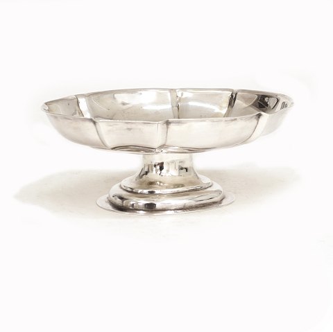 Niels Jo(h)nsen, Kopenhagen, 1705-57: Kleine 
Anbietschale aus Silber. H: 5,3cm. L: 14,5cm. G: 
135gr