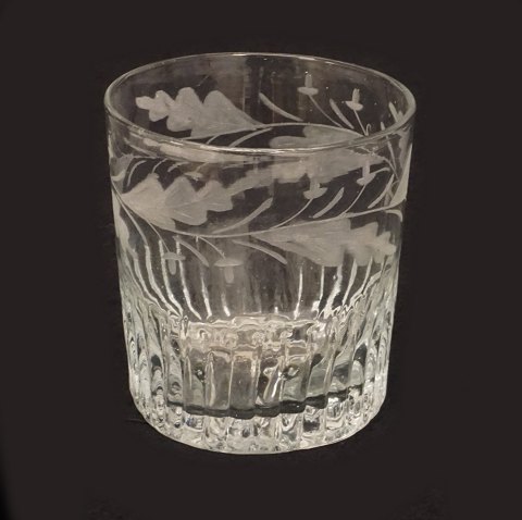 A mid 19th century glass. Made circa 1860. H: 
8,3cm. D: 7,4cm