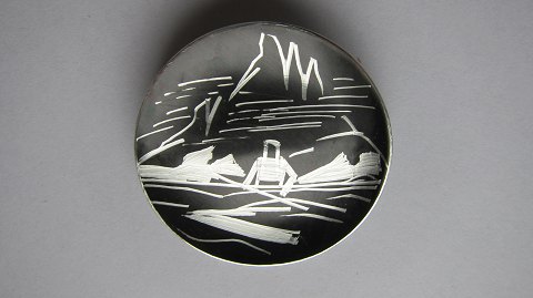 Brosche aus Zinn
Vintage Broschen
Mit Stempel Handmade 
Design: Jørgen Jensen
Der Silberschmied, Jørgen Jensen (1895-1966), war der älteste Sohn des Georg 
Jensens
Wir haben eine grosse Auswahl von Zinn-Schmuckstücke