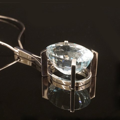 Halsring i 14kt hvidguld med topas vedhæng. Swiss 
Blue Topaz, 101,66carat, Lup clean. Leveres med 
certifikat fra Klarlund. Indvendige mål halsring: 
12x13. Vedhæng kan også bæres i kæde