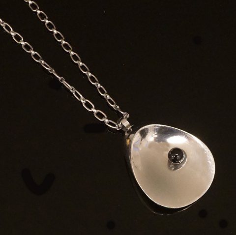 Nanna Ditzel for Georg Jensen: A sterlingsilver 
shell necklace. #328. L: 80cm