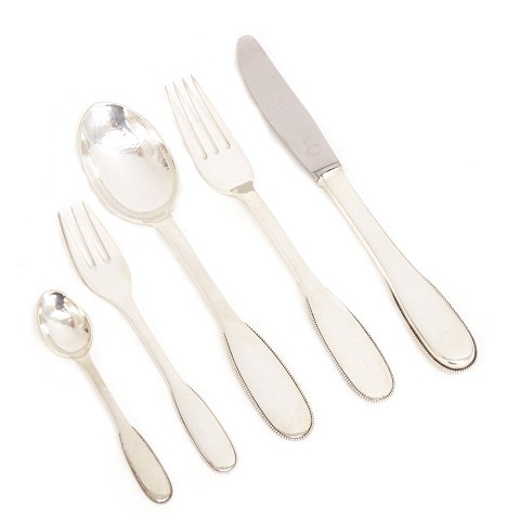 Evald Nielsen, Denmark. A sterlingsilver cutlery 
for nine persons. (54)