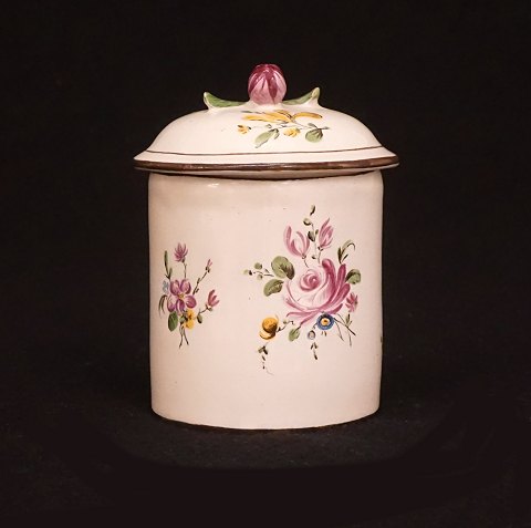 Ein Fayencetöpfchen polychrom dekoriert. Signiert 
Marieberg, Schweden, 1771. H: 9cm