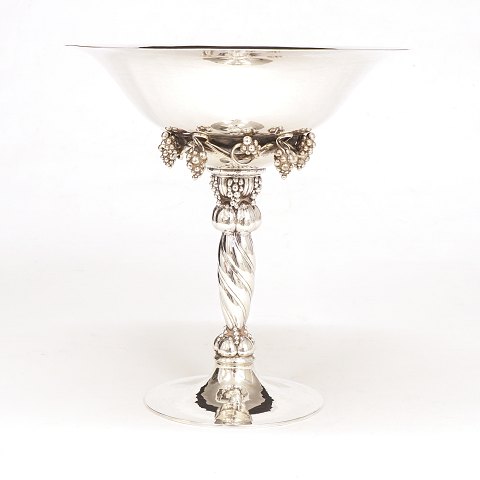 A large Georg Jensen sterlingsilver grape tazza. 
#264A. H: 26,6cm. D: 25,2cm. W: 1.160gr