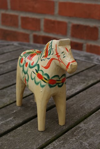 Bestellnummer: 
v-Beige Dalarheste 14cm.SOLD