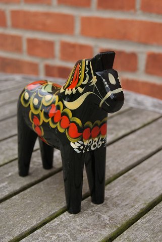 Bestellnummer: 
v-Sorte Dalarheste 16cm.SOLD