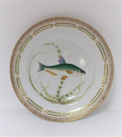 Royal Kopenhagen. Fauna Danica. Fischplatte  Essteller. Modell # 19 - 3549. 
Durchmesser 25 cm. (1 Wahl). Abramis vimba