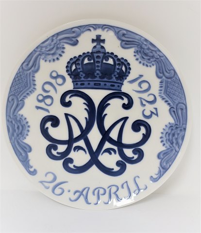 Royal Copenhagen. Gedenk Teller Nr. 210. Die Silberhochzeit von Christian X und 
Königin Alexandrine. 1923. Durchmesser 22 cm.