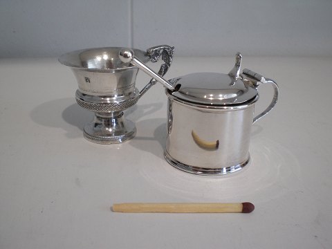 Lille engelsk saltkar med glasindsats og miniature kop - begge dele i sølv. 
Saltkarret er stjålet.