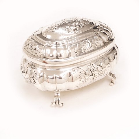 Jonas Henrich Jonassen (Jonsen), Copenhagen, 
1750-1791: A silver sugar box. Dated 1750. H: 
8,5cm. L: 12,5cm. W: 256gr