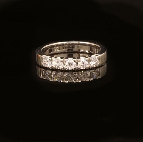 14kt hvidguld alliance ring med fem 0,1ct 
diamanter. I alt 0,5ct. Ringstr. 54-55