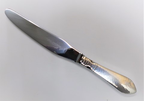 Georg Jensen. Sølvbestik. Sterling (925). Antik. Middagskniv. Længde 24,7 cm. 
Der er 6 styk på lager. Prisen er per styk.