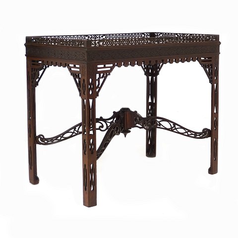 A 19th century Chippendale export tea table. Made 
in China circa 1850. H: 73cm. Plate: 83x52cm
