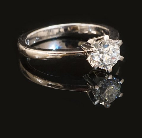 14kt hvidguld solitaire ring med brillantsleben 
diamant på 1,01ct. Ringstr. 57