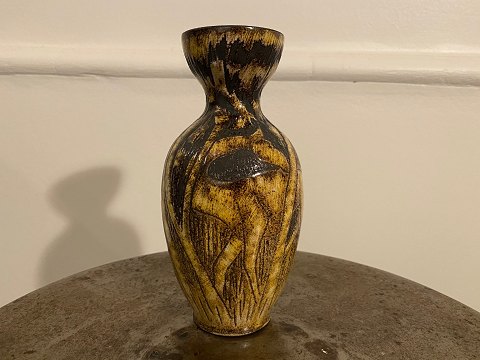 Vase mit Motiv von Mann und Giraffe im Wald / Dschungel aus der schwedischen 
Töpferei Törngrens