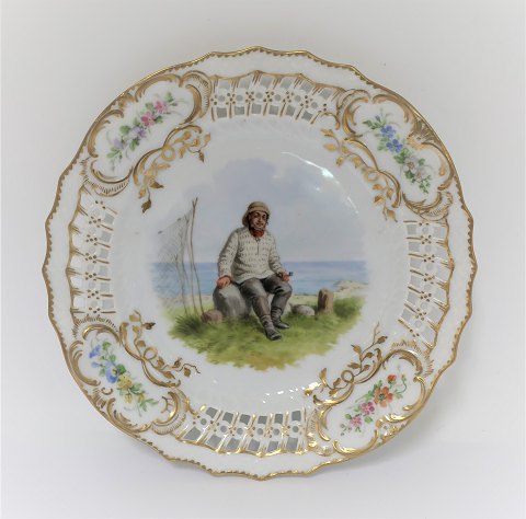 Royal Copenhagen. Plate with open-work border. Diameter 19 cm. Motiv; Fisherman 
from Skovshoved. Produced before 1923.