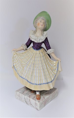 Royal Copenhagen. Figur. Elegante Frau. Modell 1396. Höhe 21 cm. Es gibt kleine 
Chips auf der Spitzenkante. (1 Wahl)