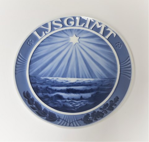 Royal Copenhagen. Mindeplatte #206. Lysglimt. Stjerne over landskab. 1922. 
Diameter 19 cm.