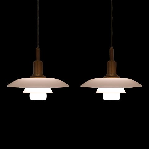 Poul Henningsen: A pair of pendants. Produced by 
Louis Poulsen. D: 30cm