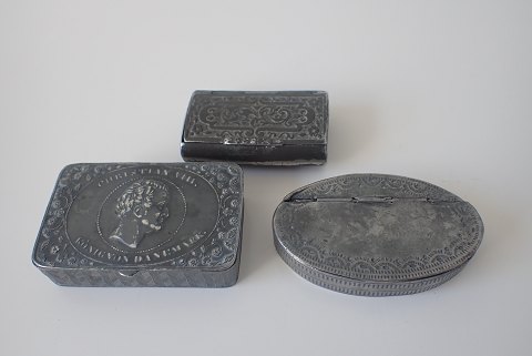 3 snusæsker i tin fra 1800-tallet. Chr. VII æsken er solgt.