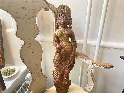 Antike asiatische weibliche Figur in Holz mit Vergoldungen geschnitzt, 
wahrscheinlich hinduistische Göttin, um 1900.