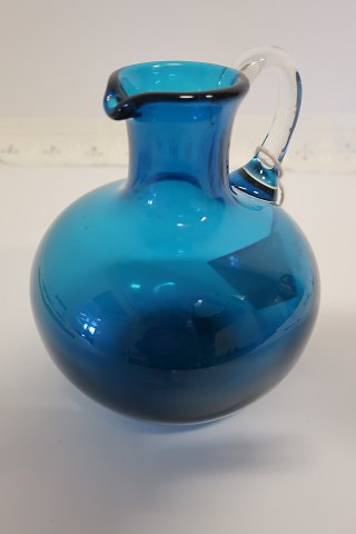 Eine schöne Glaskanne aus blauem Glas mit klarem Henkel
Holmegaard ?
H: 16,5cm
In gutem Stande