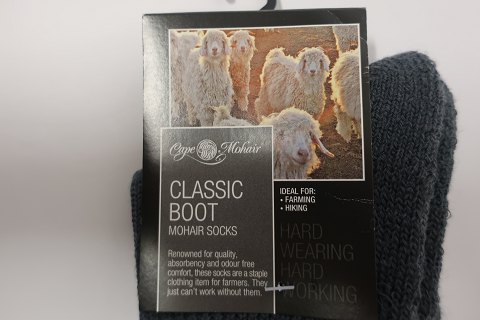 STRÜMPFE / SOCKEN aus Mohair und Merino Uld
Prima Strümpfe / Socken mit ein des högstens Gehalt von Wolle (80%) auf dem 
Markt
40% Mohair (Wolle)
40% Merino (Wolle)
20% Polyamid
Disse Model : Classic Boot (3527)
Diese Farbe: Grau
Diese Grösse:Herren