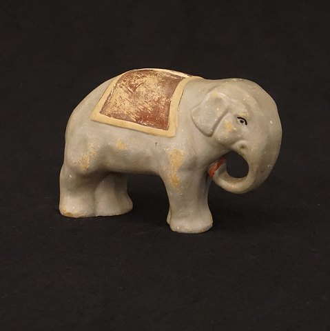 Sparebøsse i form af elefant. Danmark ca. år 1900. 
L: 13,5cm