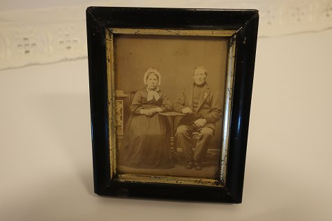 Fotorahmen
Der Fotorahmen ist aus Holz und auch mit einer Rückseite aus Holz
Um Anfang die 1900-Jahren
H: 12cm
B: 10cm
Wir haben eine grosse Auswahl von alten Rahmen
Kontakten Sie uns bitte für weitere Information