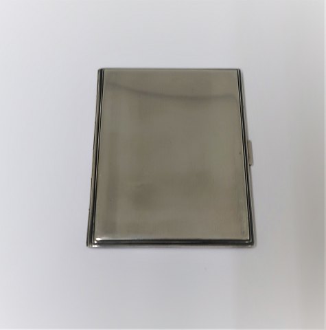 Georg Jensen. Silver case. Sterling (925). Suitable for business cards. Length 8 
cm. Width 6 cm. Model 226B. Produced 1933 - 1945.