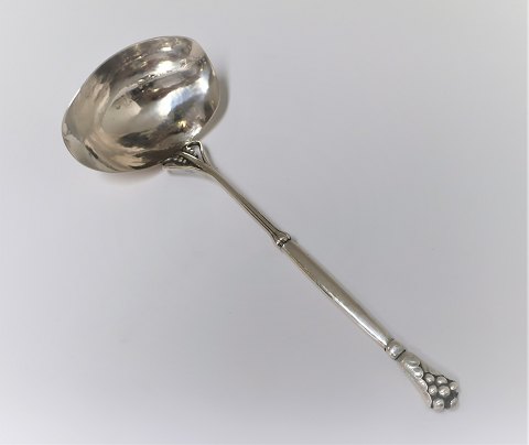 Georg Jensen. Saucenlöffel. Modell 128. Länge 20 cm. Produziert 1928.