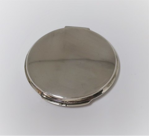 Georg Jensen. Sølv pudderdåse. Sterling (925). Diameter 8 cm. Model 277B. Design 
Harald Nielsen.