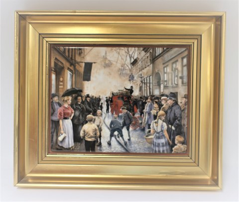 Bing & Gröndahl. Porzellanmalerei. Motiv von Paul Fischer. Feuer in der 
Skindergade. Größe inklusive Rahmen, 40 * 33 cm. Produziert 1750 Stück. Dieses 
hat die Nummer 273.