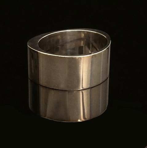 Georg Jensen: Kräftiger Sterlingsilber Armring. 
Dessin 422E. Masse innen: 6x5,2cm. G: 106,9gr