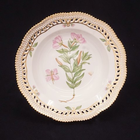 A large Royal Copenhagen Flora Danica soup plate. 
#20/3547. D: 24cm