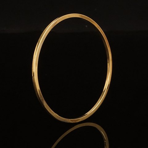 Armring in 8kt Gold. Durchmass innen: 6,6cm. B: 
2,5mm