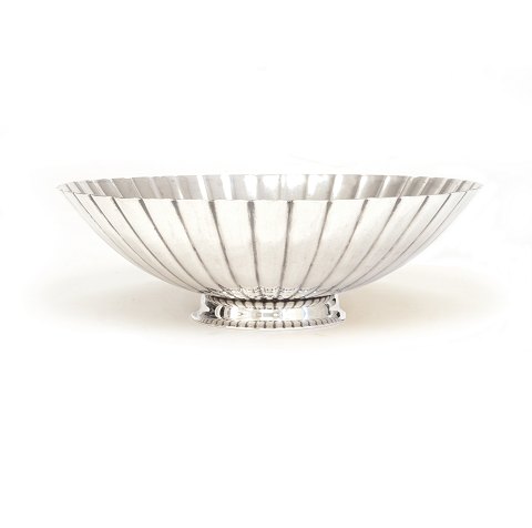 Siegvard Bernadotte for Georg Jensen: Skål i 
sterlingsølv. H: 7,2cm. D: 22,5cm. V: 478gr