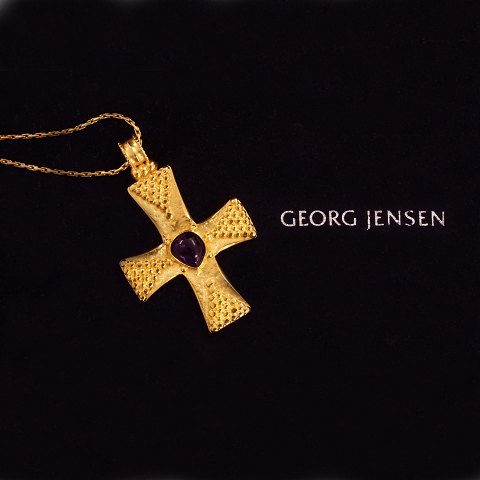 A 18kt gold cross by Georg Jensen. L necklace: 
72cm. Cross: 48x31mm. W: 22,8gr