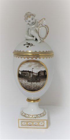 Royal Copenhagen. Lid vase with putti on top. Height 28 cm. (1 quality)