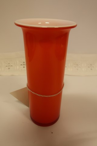 Vase aus Holmegaard / Kastrup Glasværk, Dänemark
Aus der Regnbue Serie (Regenbogen Serie)
Orange-gefarbt mit Innenseite aus opal weiss glas
Design: Michael Bang i 1970
H: 17cm
In gutem Zustand