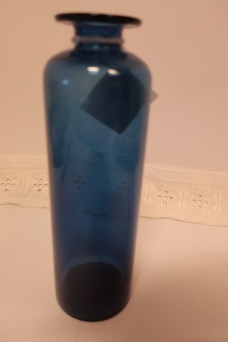 Vase aus Kastrup Glasværk, Dänemark
Aus der Capri Serie
Blaue zylindrische Vase aus klarem blauem Glas
Design: Jacob E. Bang (1899-1965)
Produciert Fyns Glasværk in 1961 (produciert bis 1973)
H: 21,5cm