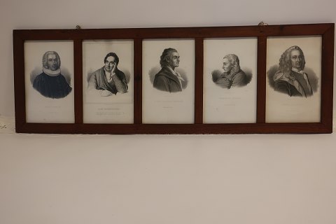 Ramme mit 5 Drücke:
- Hans Egede
- Adam Oehlenschläger
- Johan Herman Wessel
- Johannes Ewald
- Ludvig Holberg
Im Em. Bærentzen & Co. Lith. Inst., Dänemark, gedruckt