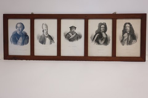 Ramme med 5 tryk af:
- Frederik Danneskjold
- Ansgarius
- Hans Thausen
- Niels Juel
- Peter Griffenfeldt
Trykt i Em. Bærentzen & Co. Lith. Inst., Danmark
Bagside af træ