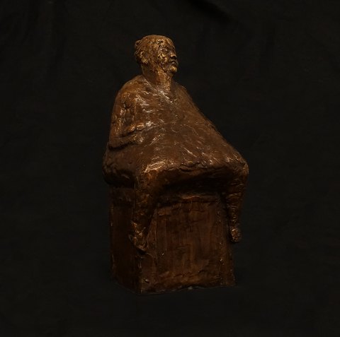 Hanne Varming, f. 1939, bronzeskulptur "Konen på 
kasse". Findes som skulptur ved Bispebjerg 
Hospital udført 1991. Nærværende signeret og 
dateret år 2000. H: 25cm. B: 12cm. D: 12cm