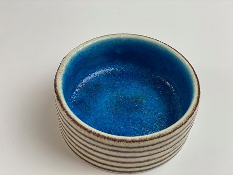 Italienische Keramikschale von Guido Gambone. Klar blau innen. Beige mit braunen 
Streifen außen. Italien in der Mitte des 20. Jahrhunderts